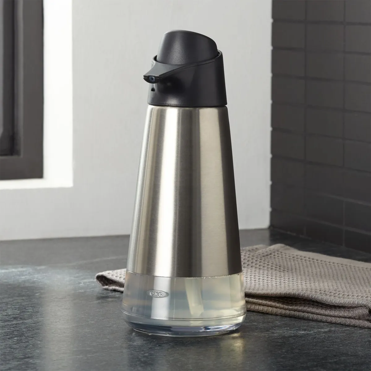 CRATE & BARREL - Dispensador de jabón de acero inoxidable OXO