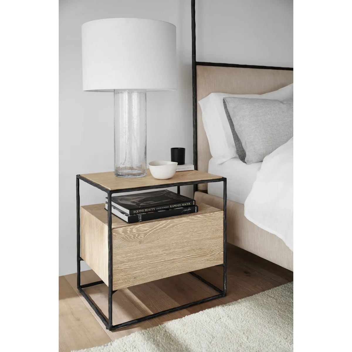 CRATE & BARREL - Mesa de Noche Dahlia de Madera de Roble 1 Cajón