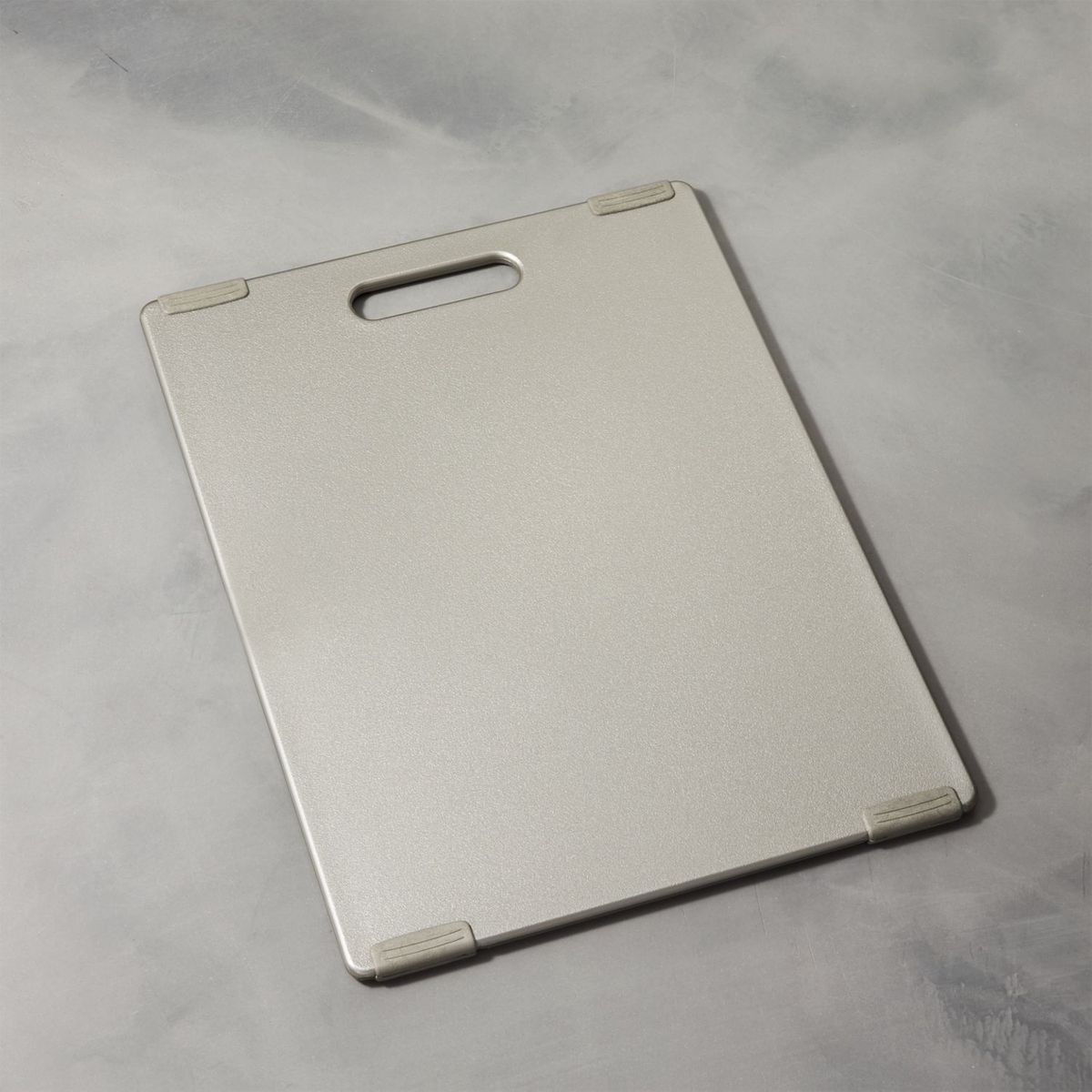 CRATE & BARREL - Tabla de Picar Reversible Jelli 28x29cm