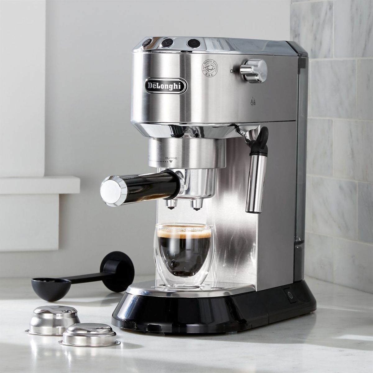 CRATE & BARREL - Cafetera Dedica EC680M DELONGHI