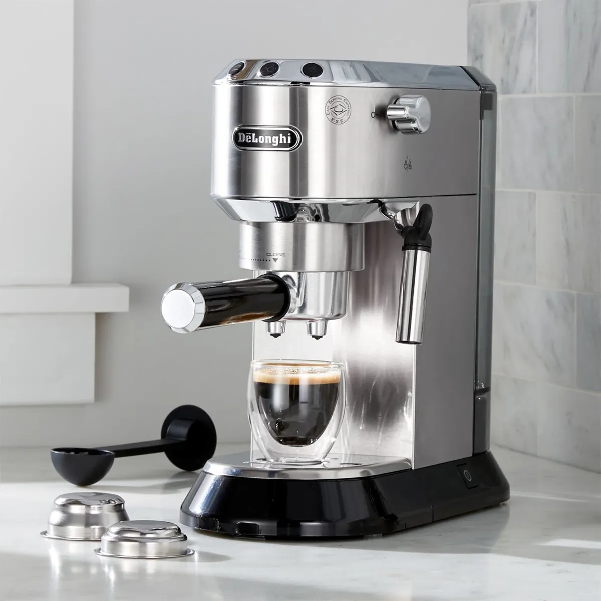 CRATE & BARREL - Cafetera Dedica EC680M DELONGHI