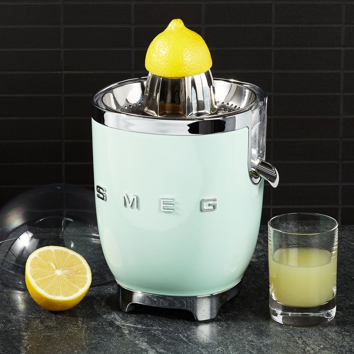 CRATE & BARREL - Exprimidor de Cítricos SMEG Verde