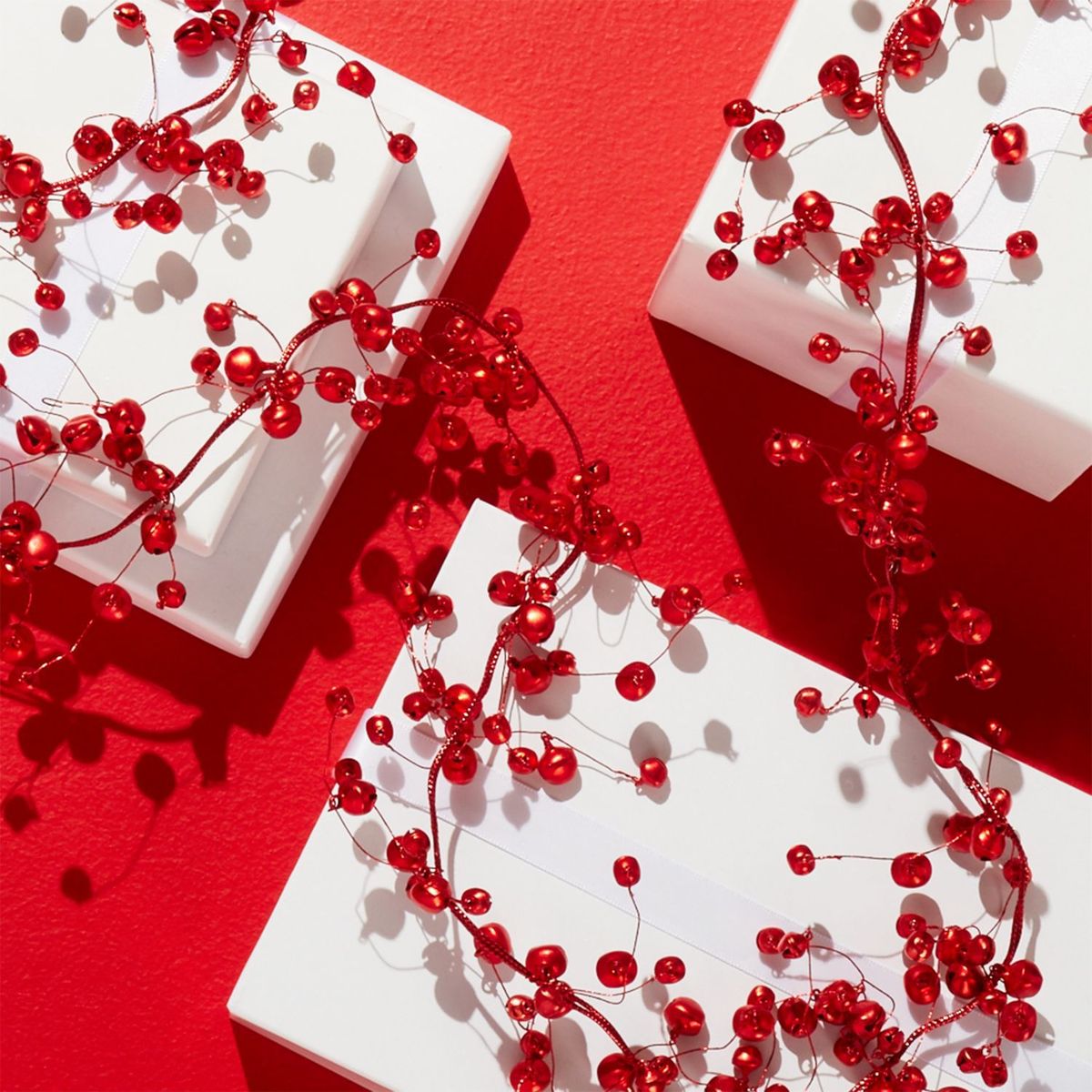 CRATE & BARREL - Guirnalda Navideña Cascabeles Roja