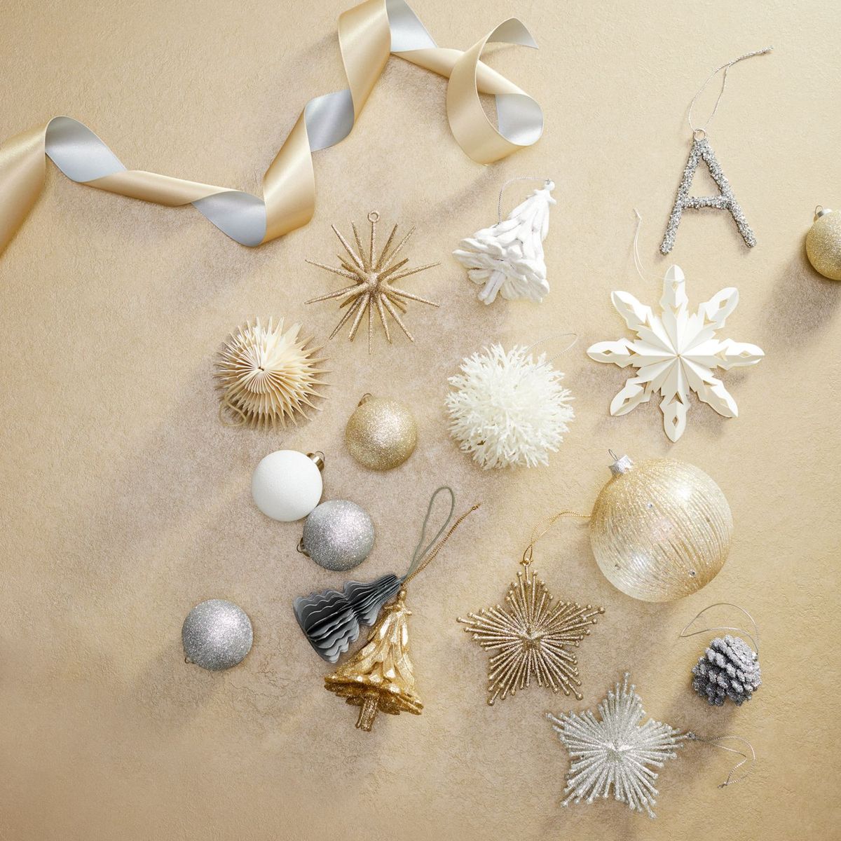 CRATE & BARREL - Adorno Navideño Colgante Starburst Dorado