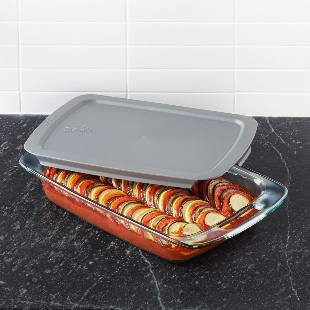 CRATE & BARREL - Plato para Hornear con Tapa Rectangular Pyrex®