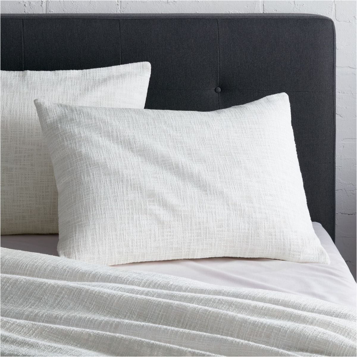 CRATE & BARREL - Funda de Almohada Lindstrom White (Estándar)