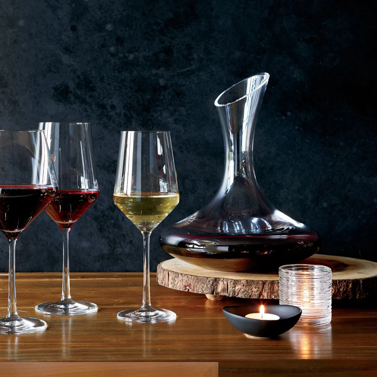 CRATE & BARREL - Decantador de Vino Swoon