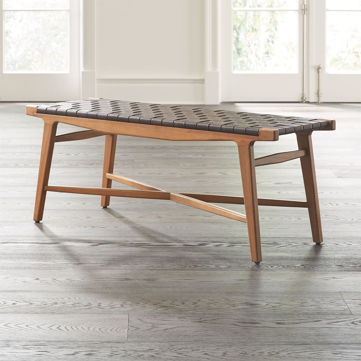 CRATE & BARREL - Banca de Tiras de Cuero Taj