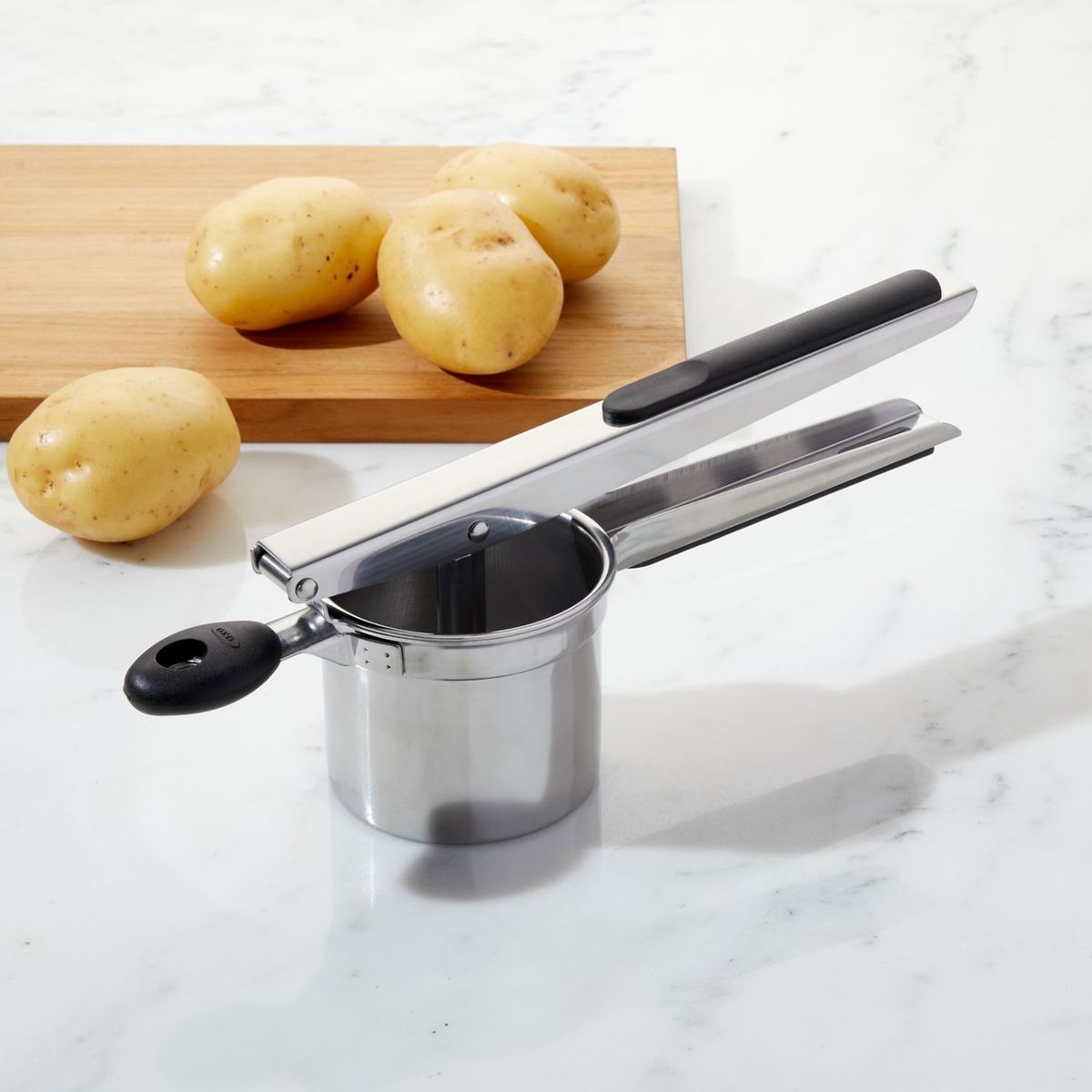 CRATE & BARREL - Prensador de papa OXO
