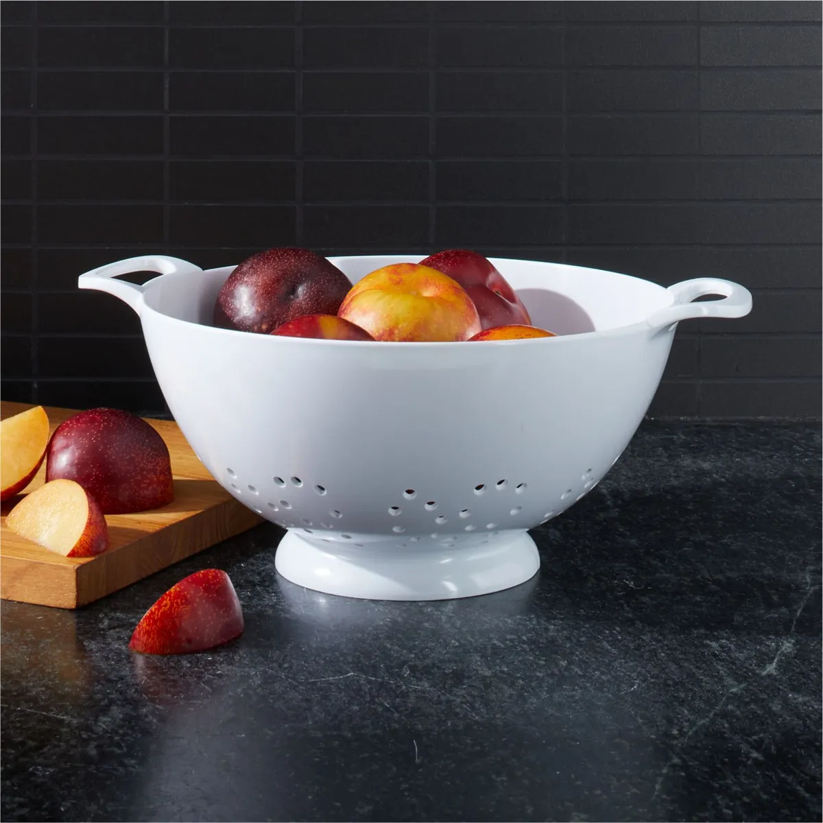 CRATE & BARREL - Colador Grande de Melamine Blanco