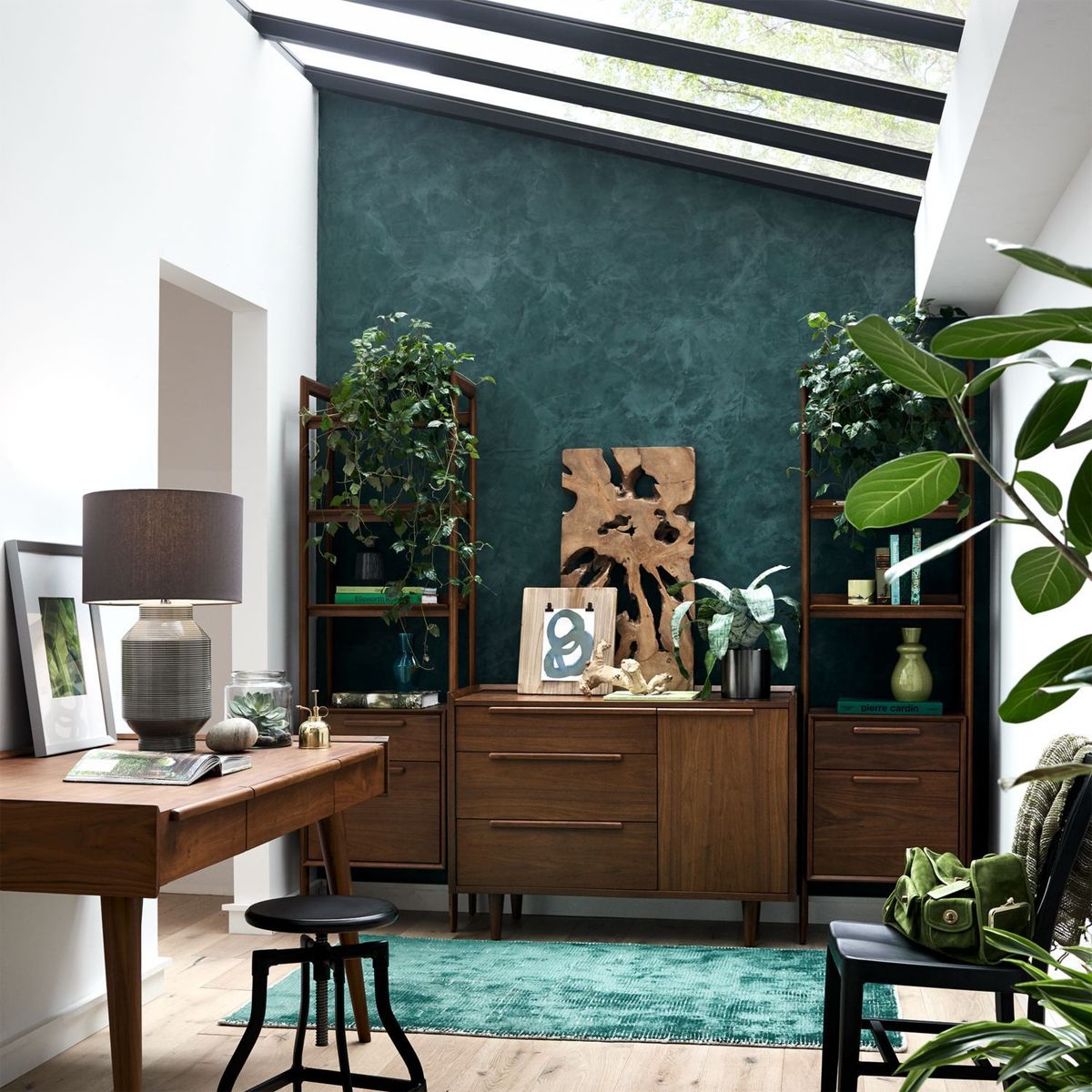 CRATE & BARREL - Gabinete Librero de Nogal Tate