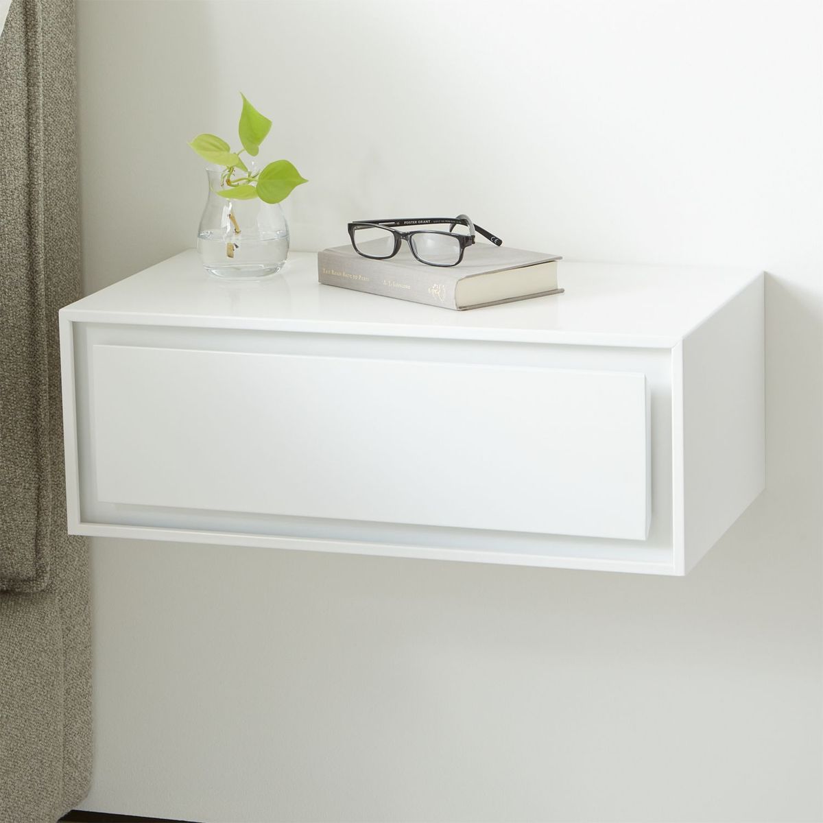 CRATE & BARREL - Mesa de Noche Flotante Pilsen Salt 1 Cajón