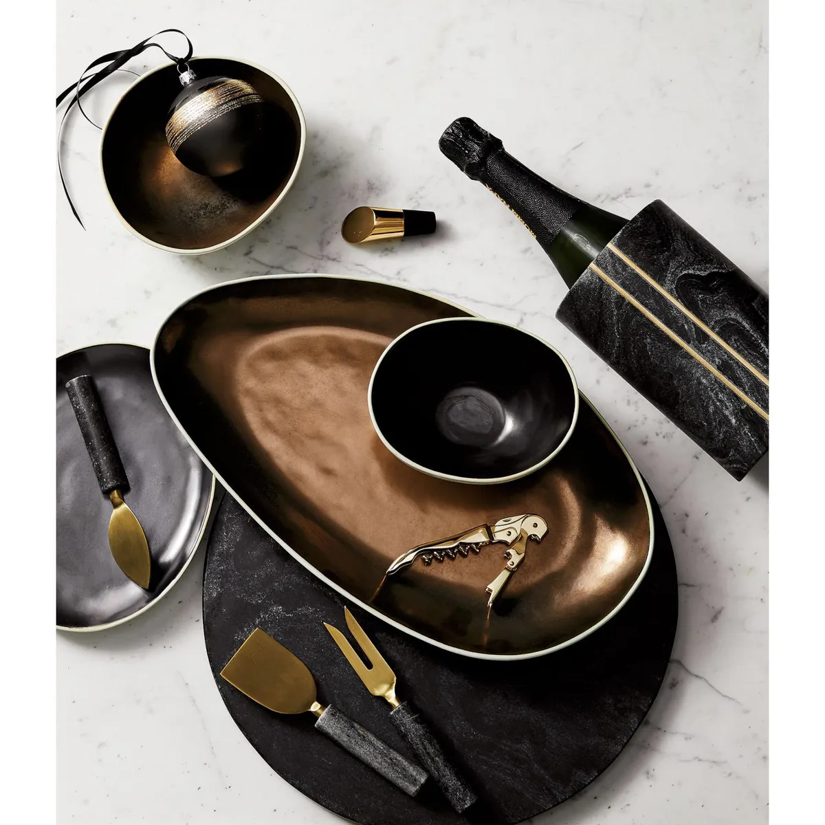 CRATE & BARREL - Tabla de Mármol Negro Hayes