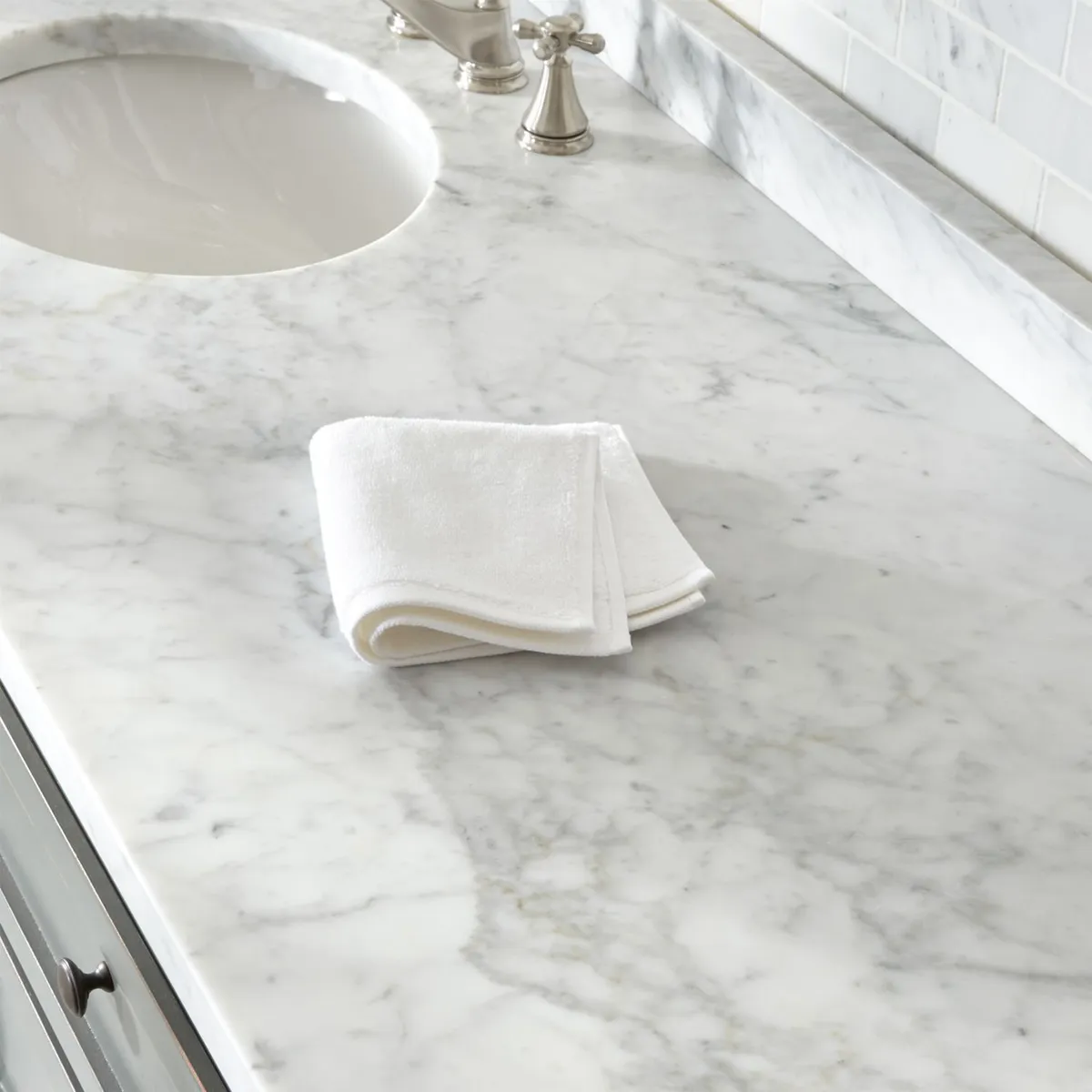 CRATE & BARREL - Toalla de Baño Gris 100% Algodón Turco 800gr