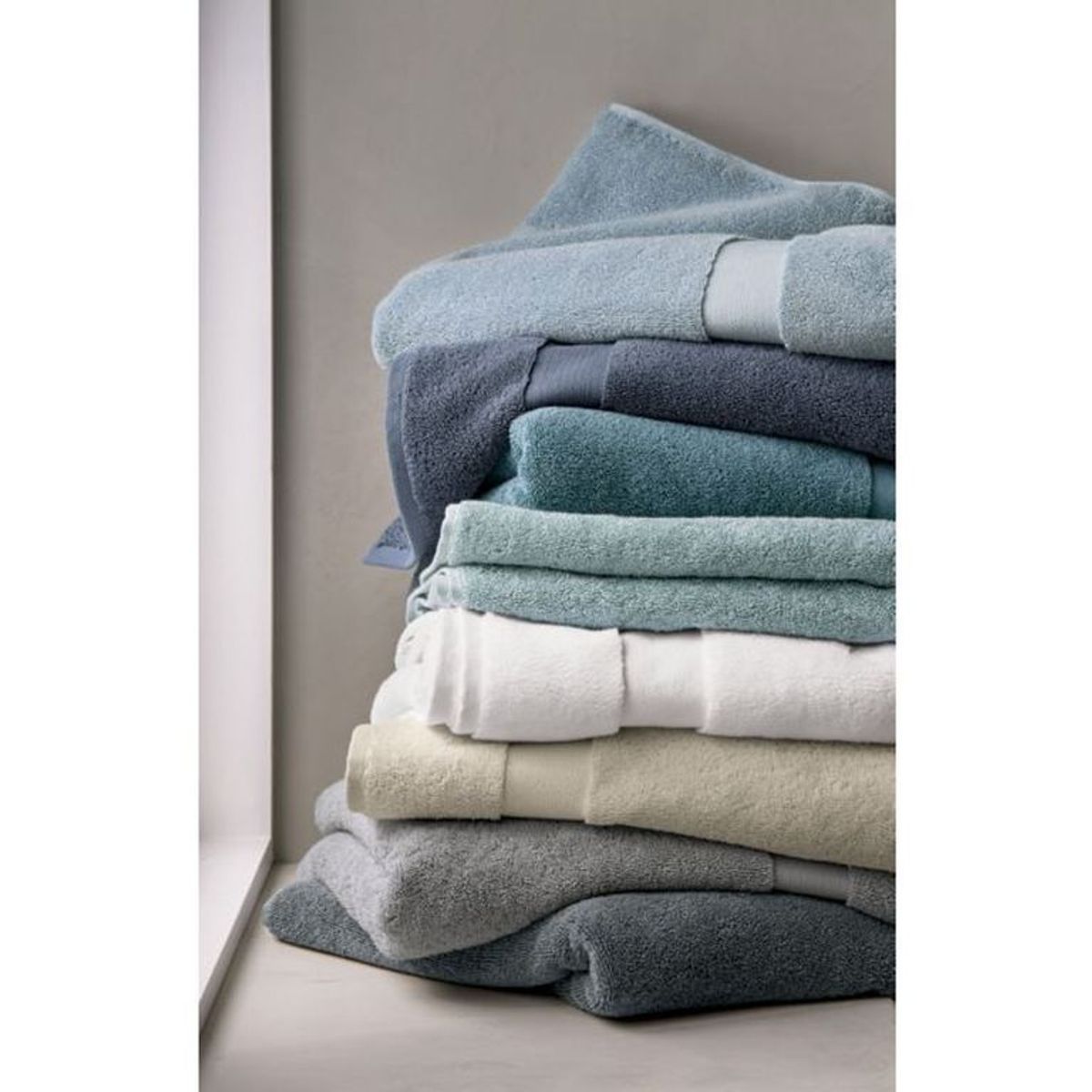 CRATE & BARREL - Toalla de Baño Gris 100% Algodón Turco 800gr