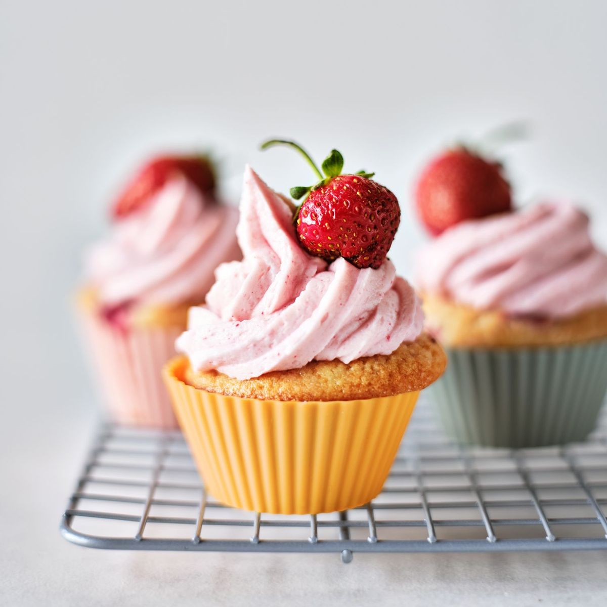 CRATE & BARREL - Set De 12 Moldes Multicolor Para Cupcakes