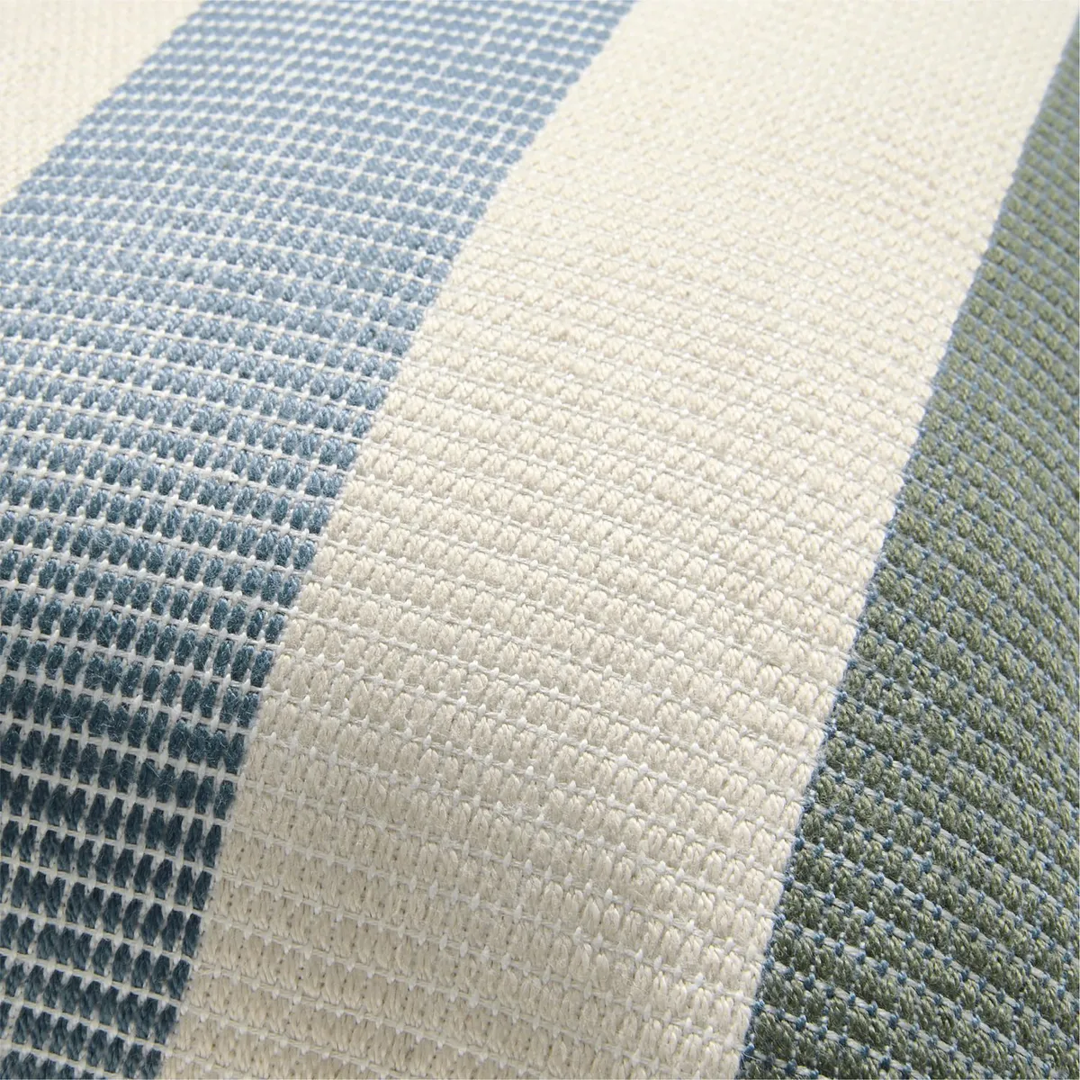 CRATE & BARREL - Cojín Tonal Textured para Terraza 38x56cm