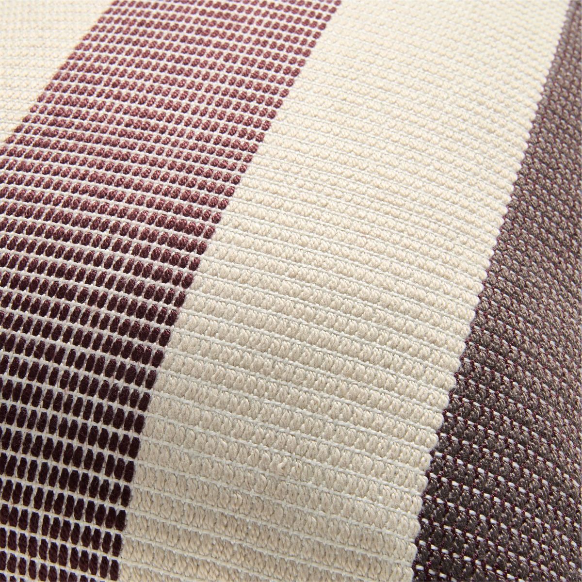 CRATE & BARREL - Cojín Tonal Textured para Terraza 38x56cm