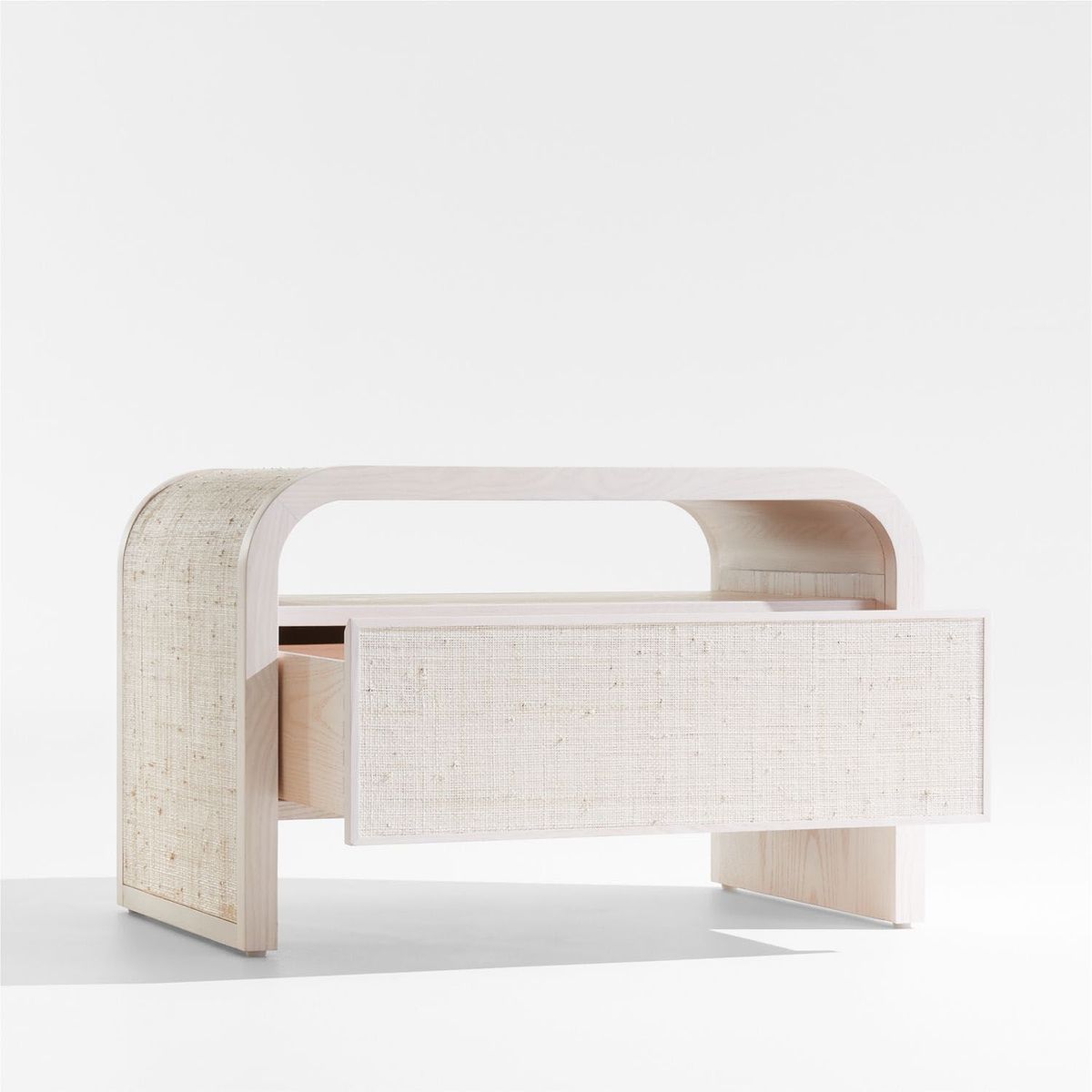 CRATE & BARREL - Mesa de Noche Rica Grasscloth de Madera de Fresno 1 Cajón