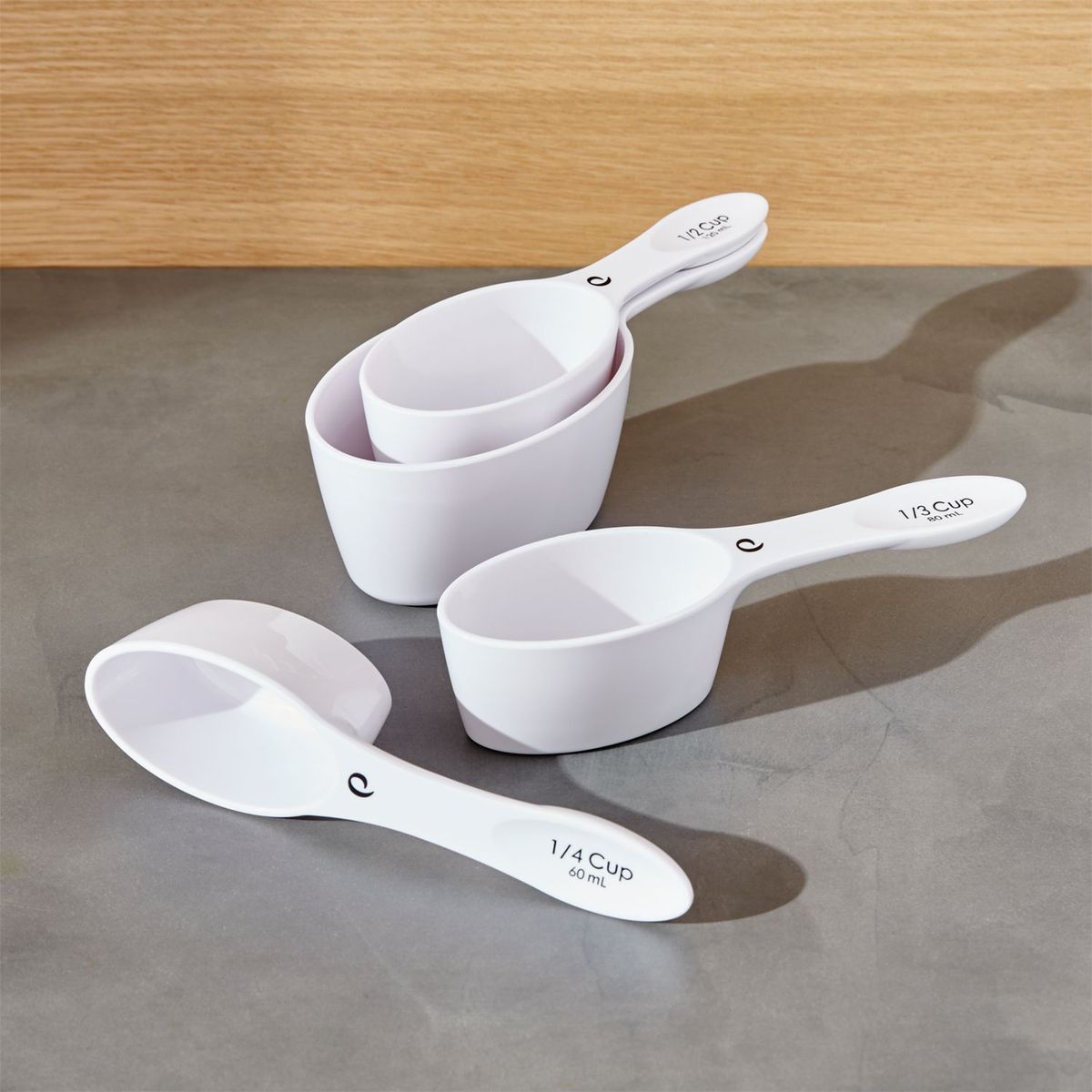CRATE & BARREL - Juego de 4 Tazas Medidoras Magnéticas Ovaladas