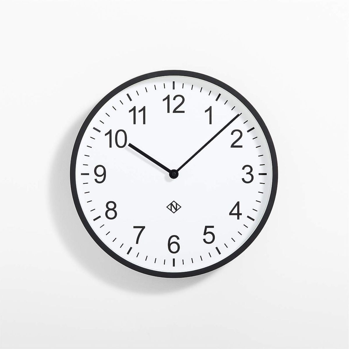 CRATE & BARREL - Reloj De Pared Redondo Con Borde Negro Newgate