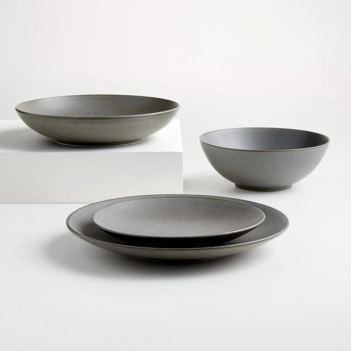 CRATE & BARREL - Plato de Comida Craft Charcoal Coupe