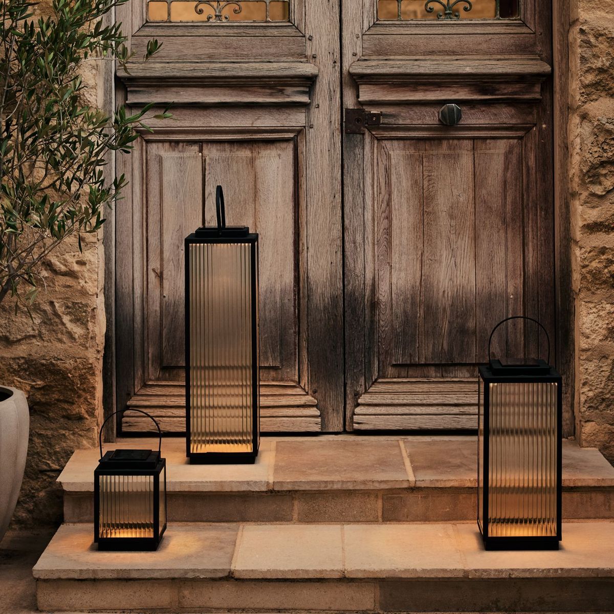 CRATE & BARREL - Farol Alfresco LED para Exteriores