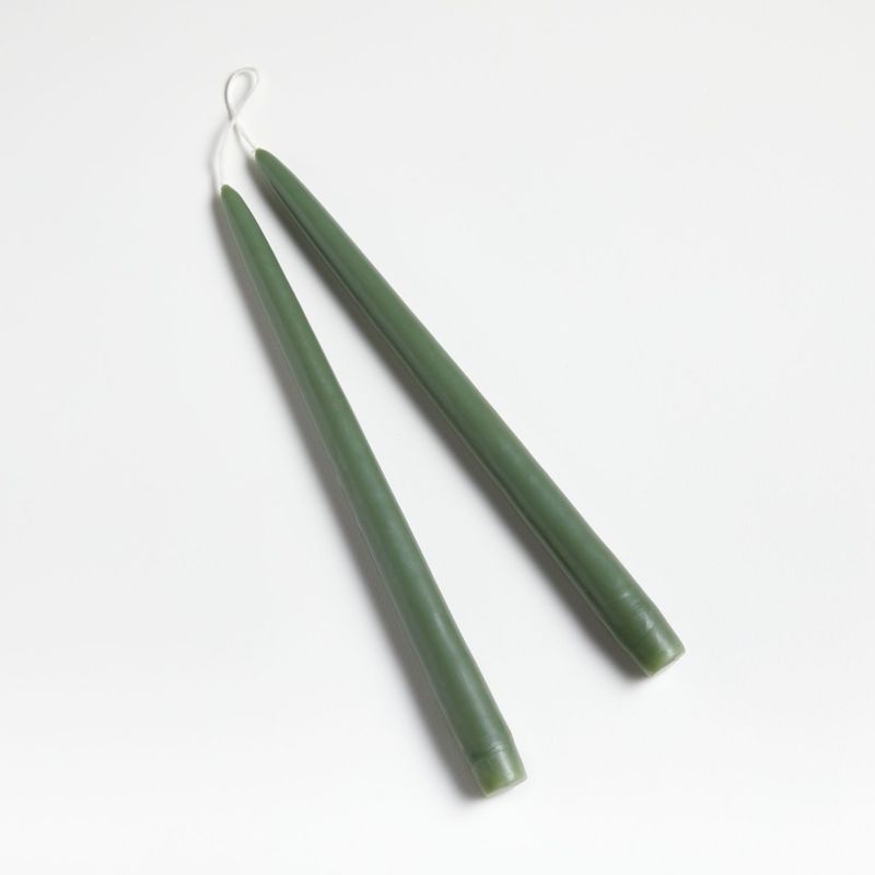 CRATE & BARREL - Set de 2 Velas Cónicas Dipped Moss