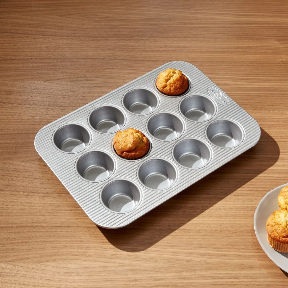 CRATE & BARREL - Molde Antiadherente para Muffins Usa Pan Line Pro