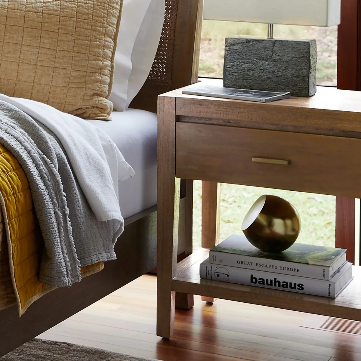CRATE & BARREL - Mesa de Noche Dawson de Madera de Mango 1 Cajón