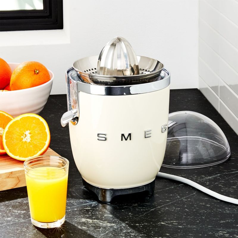 CRATE & BARREL - Exprimidor de Cítricos SMEG Crema