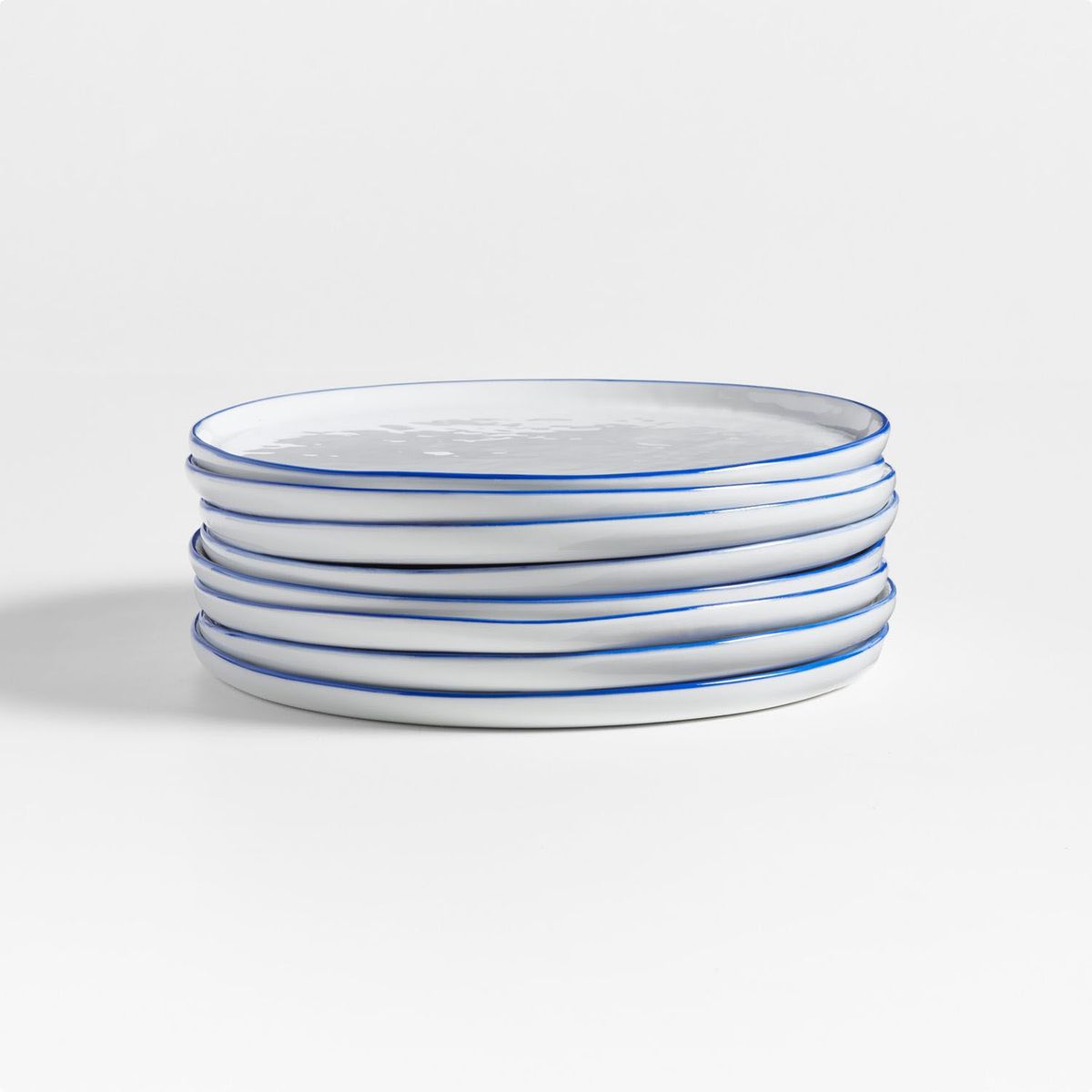 CRATE & BARREL - Plato de Ensalada Mercer Blue Rim