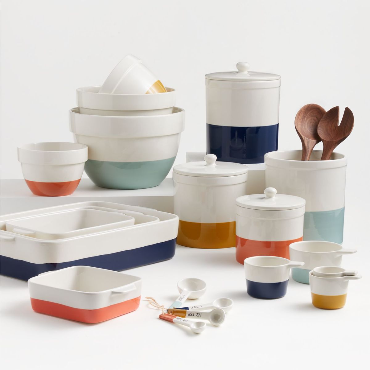 CRATE & BARREL - Set de 4 Tazas Medidoras Maeve Dipped