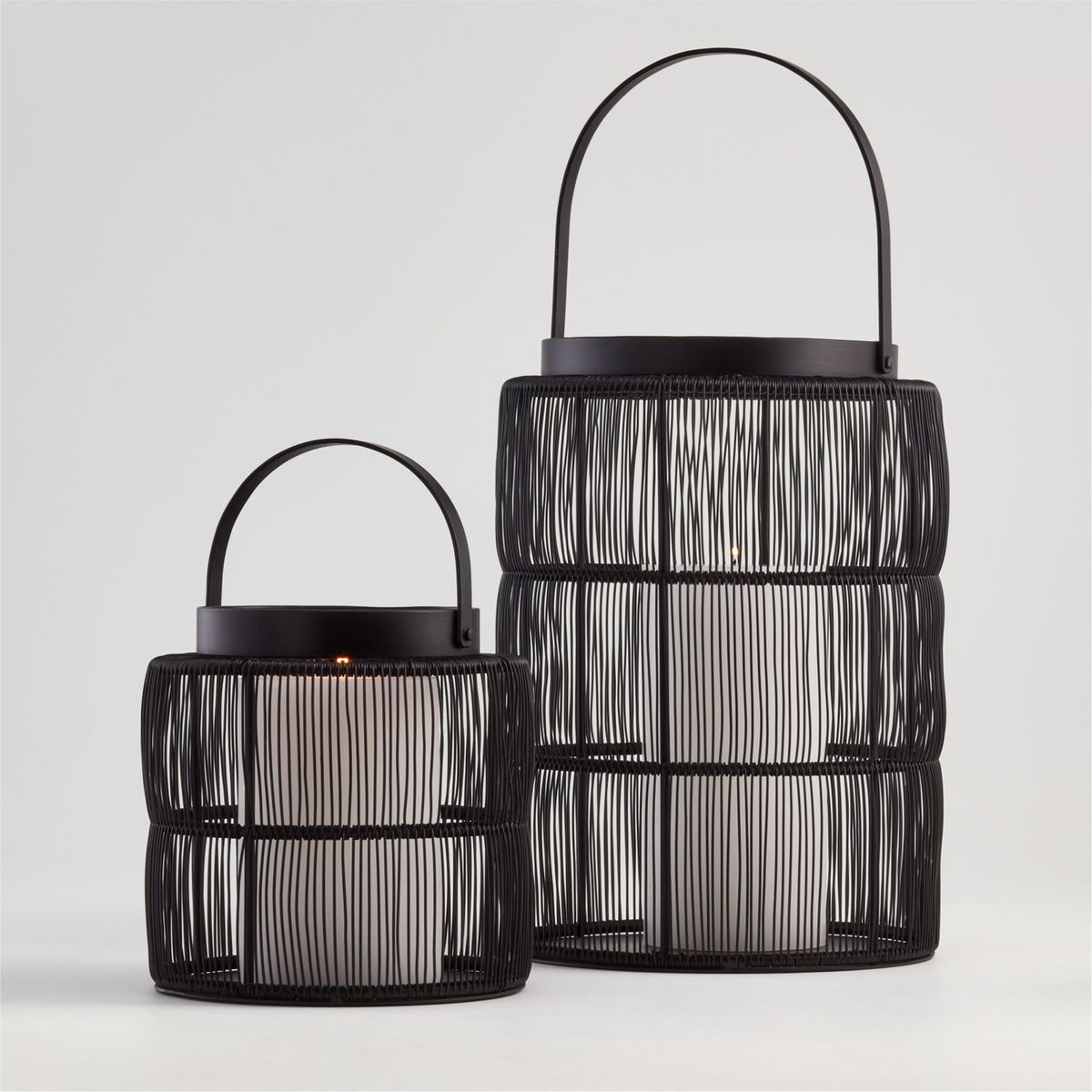 CRATE & BARREL - Fanal de Metal Ora Negro Mediano