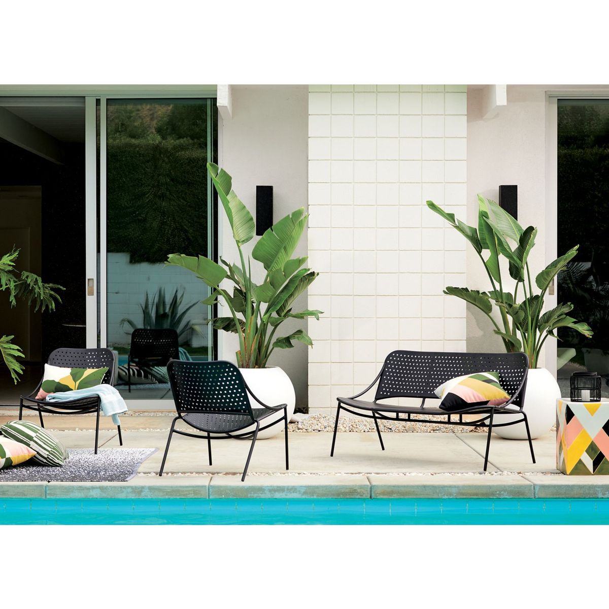 CRATE & BARREL - Fanal de Metal Ora Negro Mediano