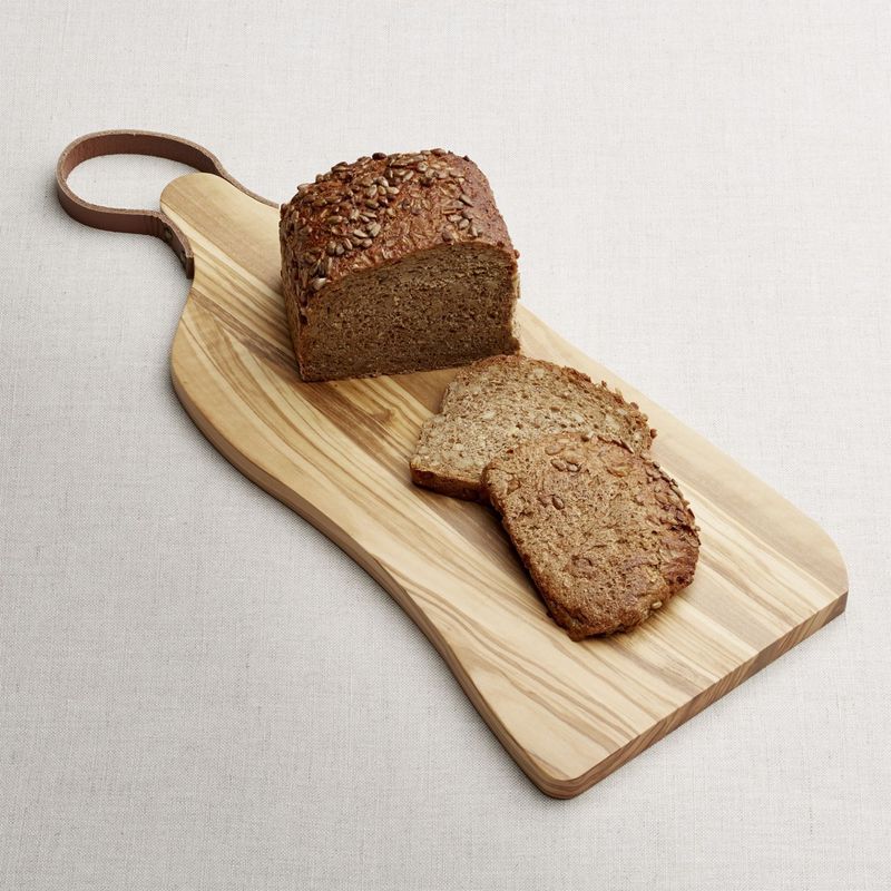 CRATE & BARREL - Tabla de Madera de Olivo con Asa de Cuero