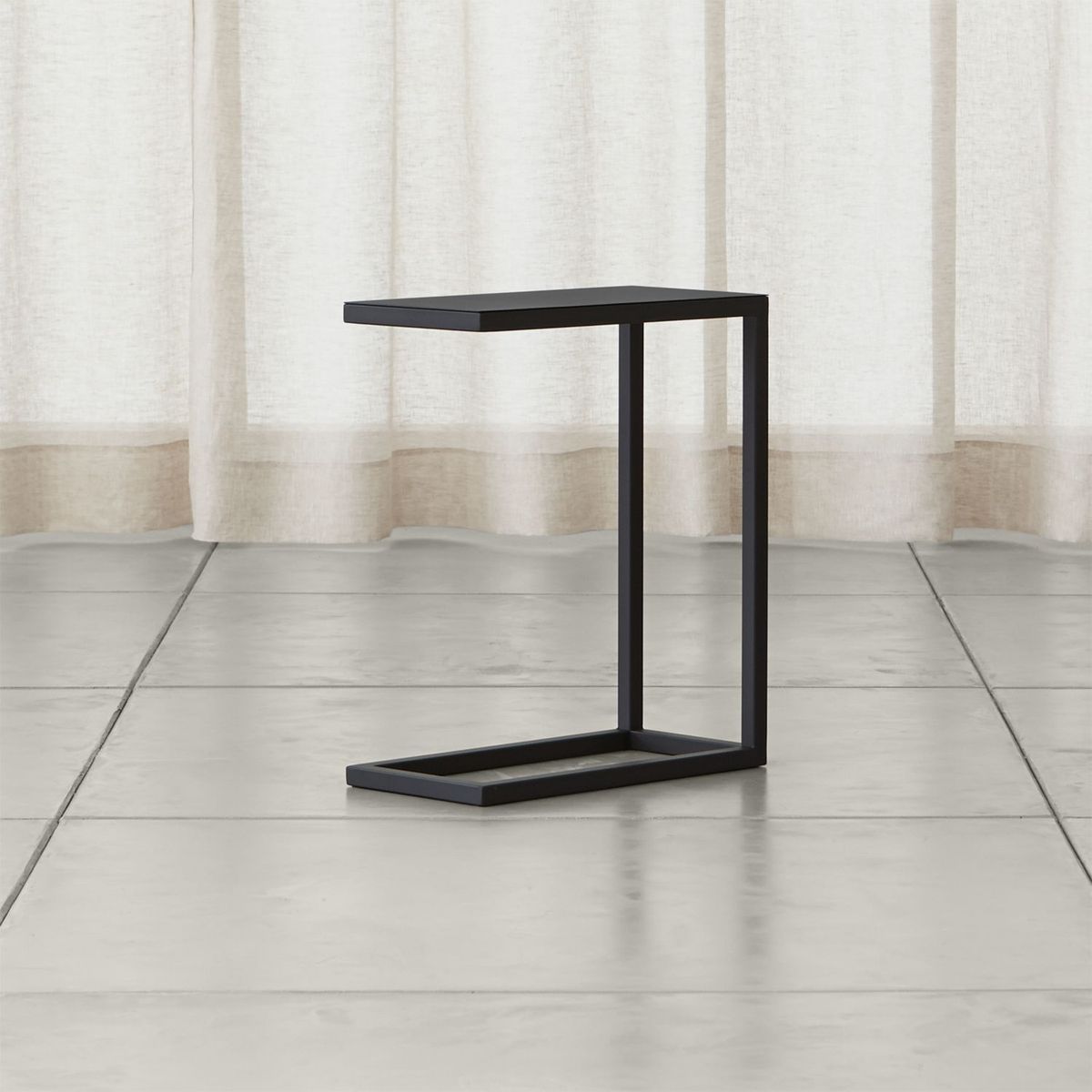 CRATE & BARREL - Mesa Auxiliar Avenue C Negra de Acero