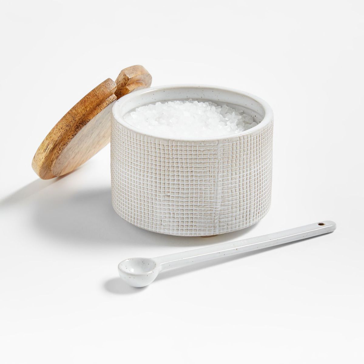 CRATE & BARREL - Salero de Gres Ena con Cuchara y Tapa de Madera Acacia