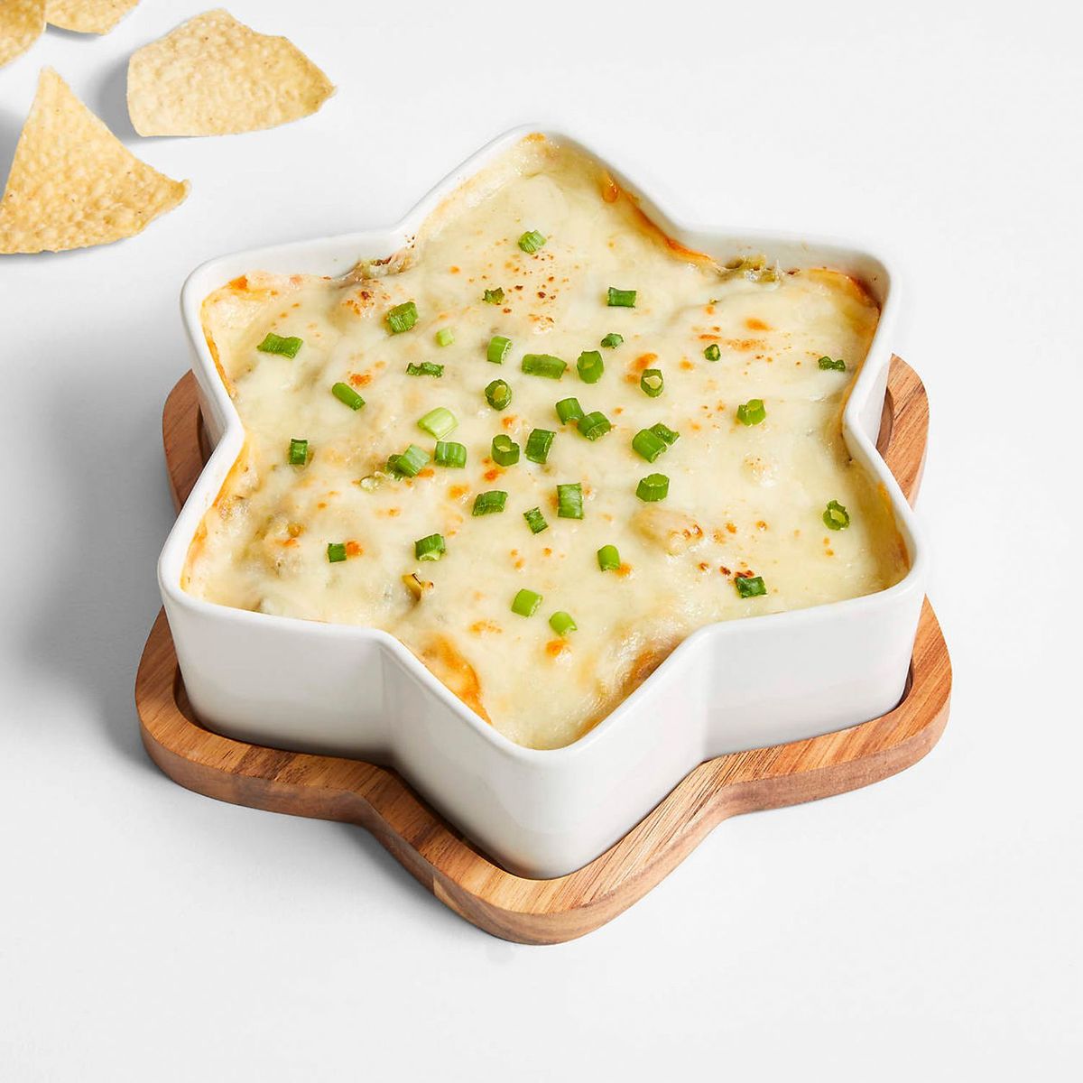 CRATE & BARREL - Cacerola para Horno en Forma de Copo de Nieve con Salvamanteles de Madera