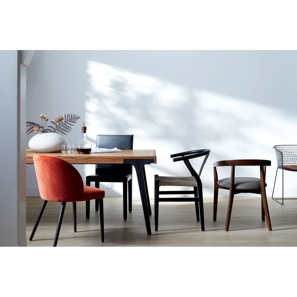 CRATE & BARREL - Mesa de Comedor Lakin Extendible de Madera Teca (6 a 8 Puestos)