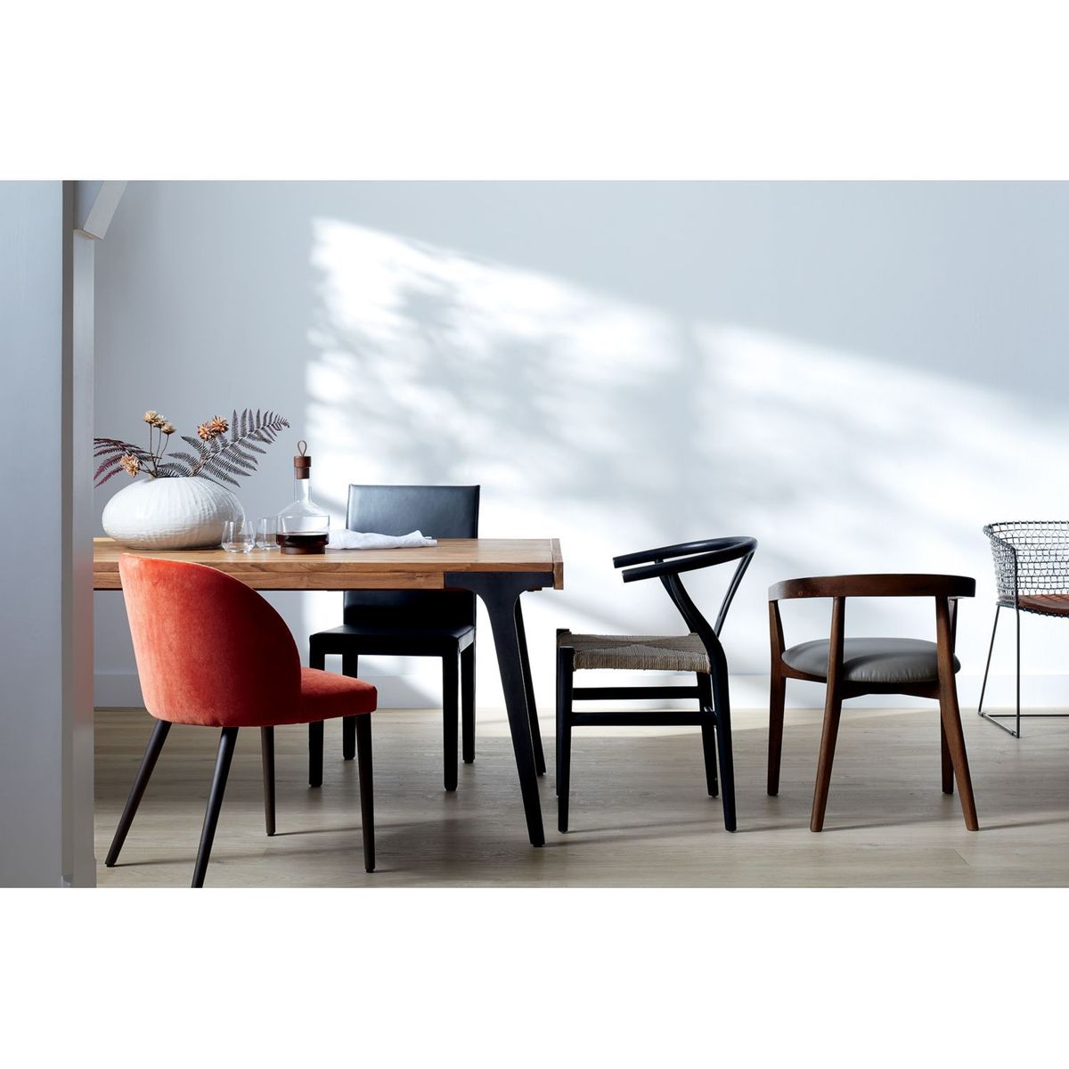 CRATE & BARREL - Mesa de Comedor Lakin Extendible de Madera Teca (6 a 8 Puestos)