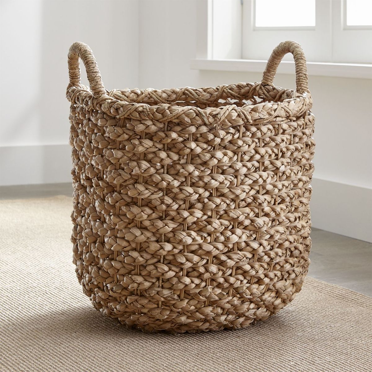 CRATE & BARREL - Canasta de Bankuan Tejida Emlyn
