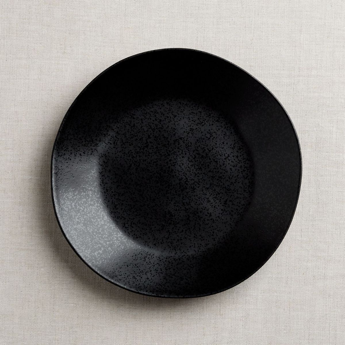 CRATE & BARREL - Plato de Fondo Marin Negro Mate