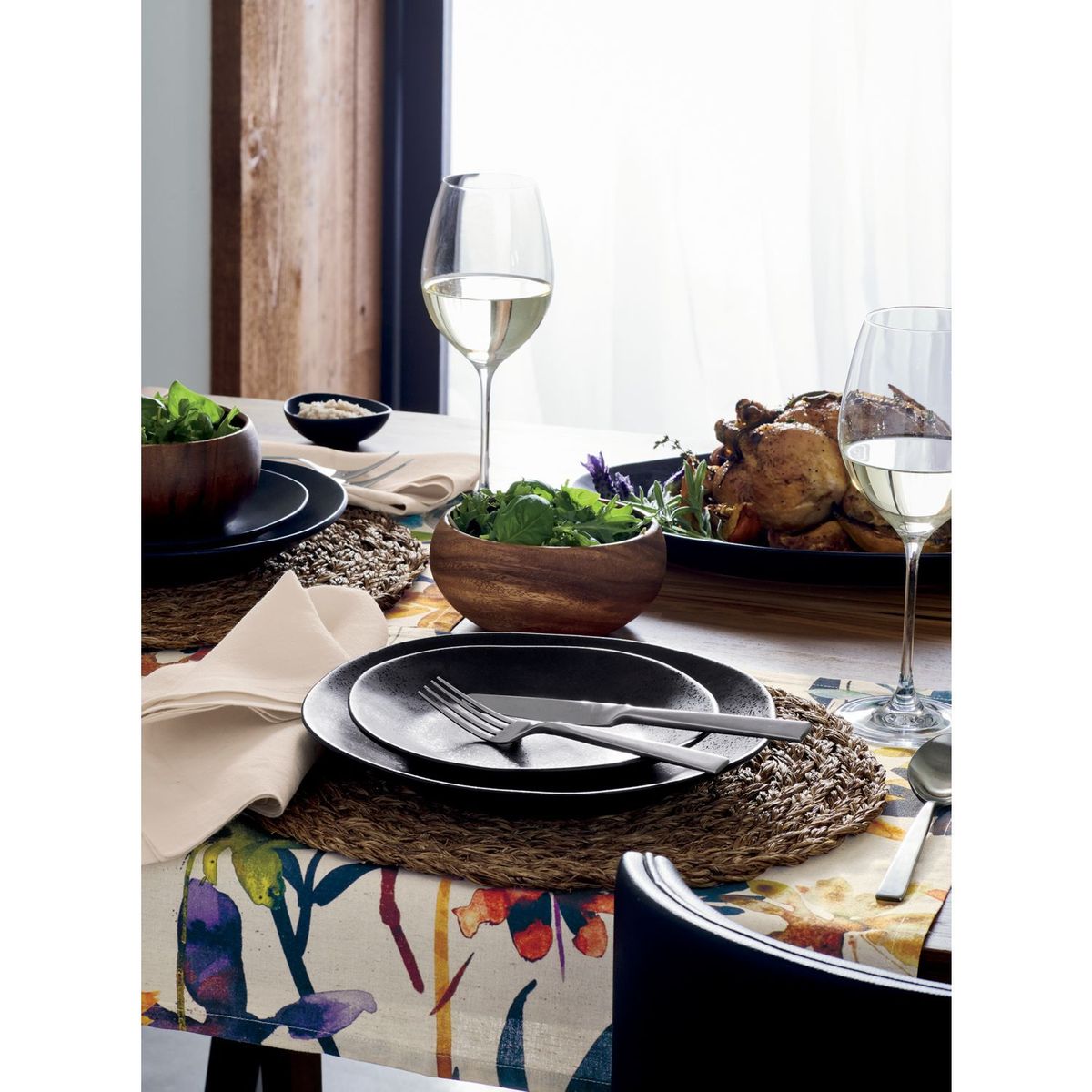 CRATE & BARREL - Plato para Ensalada Marin Negro Mate