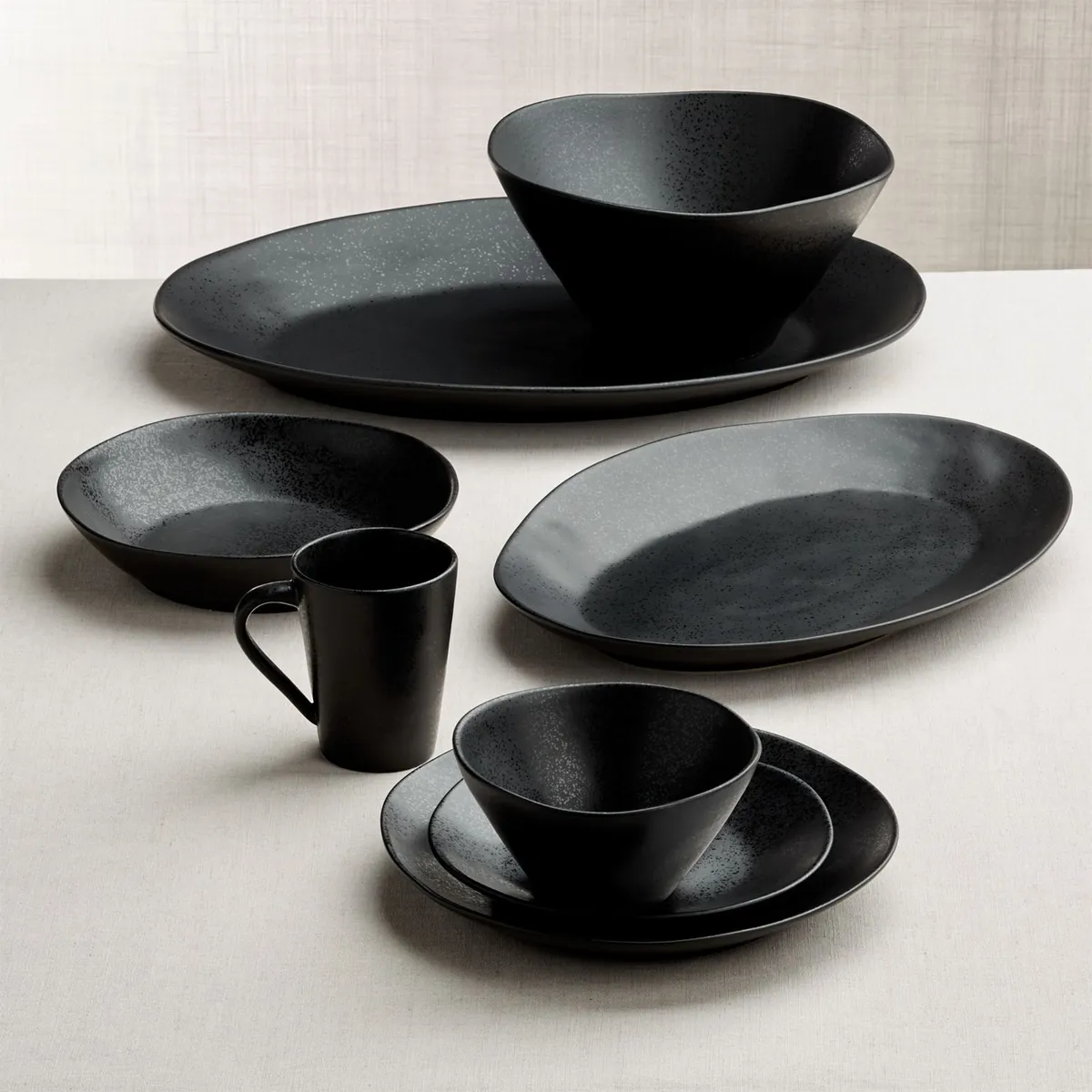 CRATE & BARREL - Fuente para Servir Ovalada Marin Negro Mate