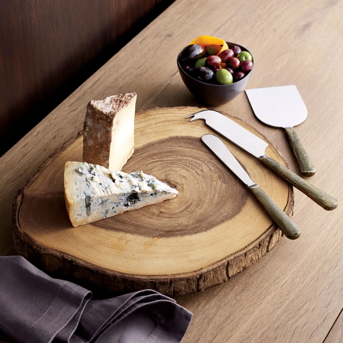 CRATE & BARREL - Plato para Servir de Cuña de Acacia