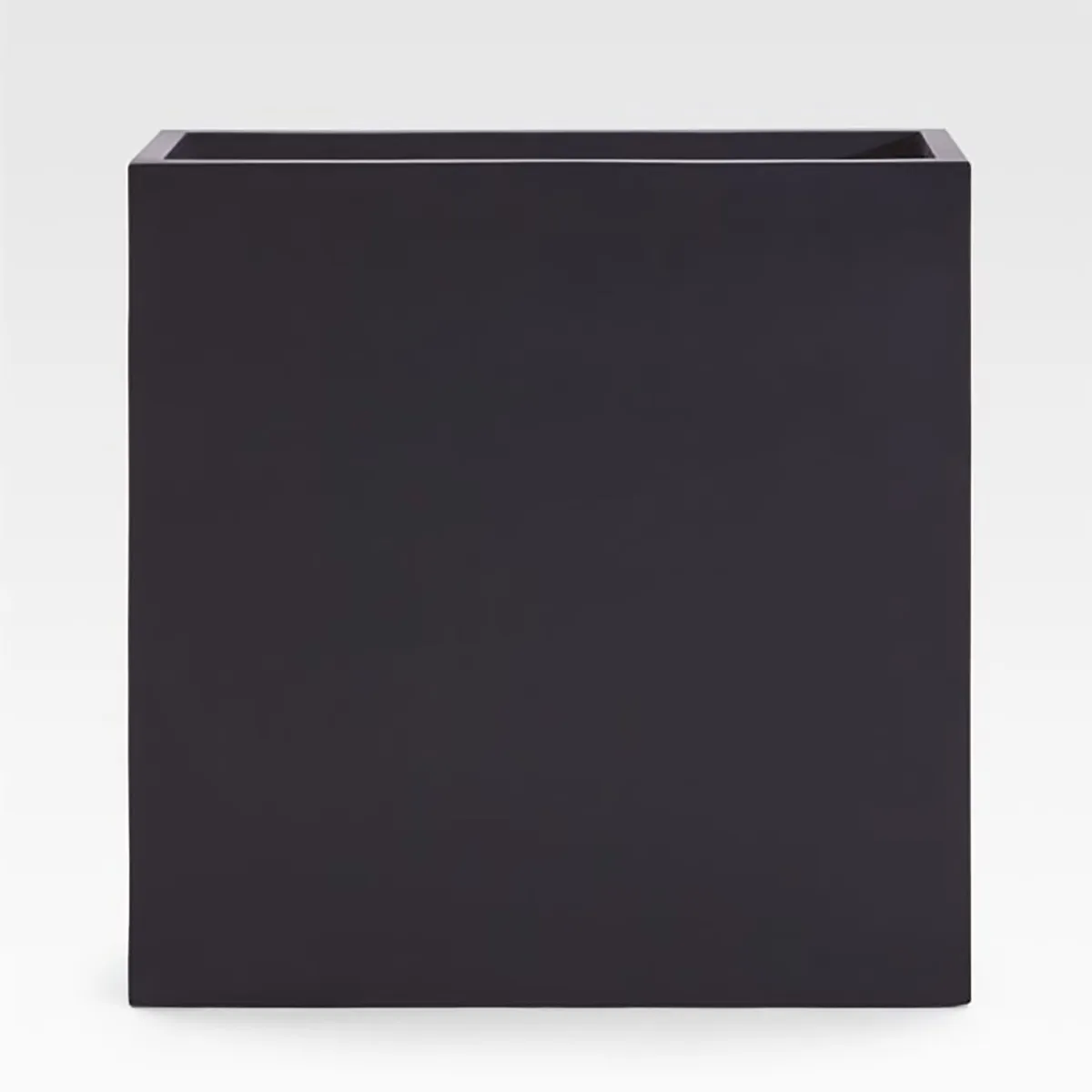 CRATE & BARREL - Maceta Rectángular Alta Zaza Negra