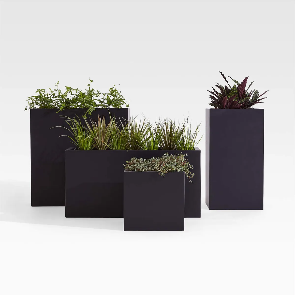 CRATE & BARREL - Maceta Rectángular Alta Zaza Negra
