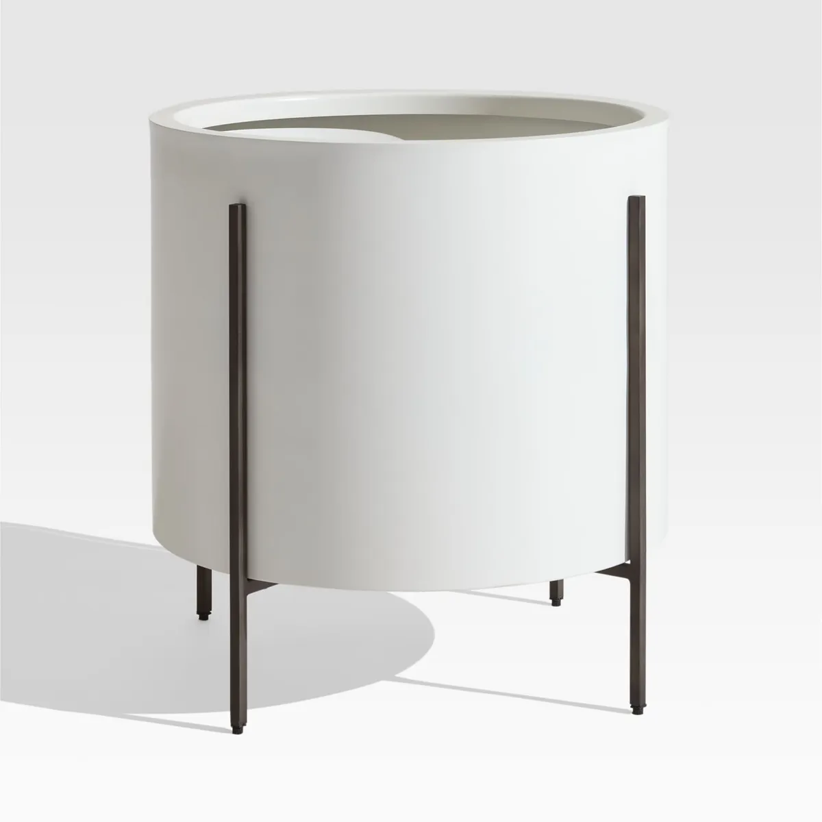 CRATE & BARREL - Maceta Blanca Dundee Baja con Soporte 