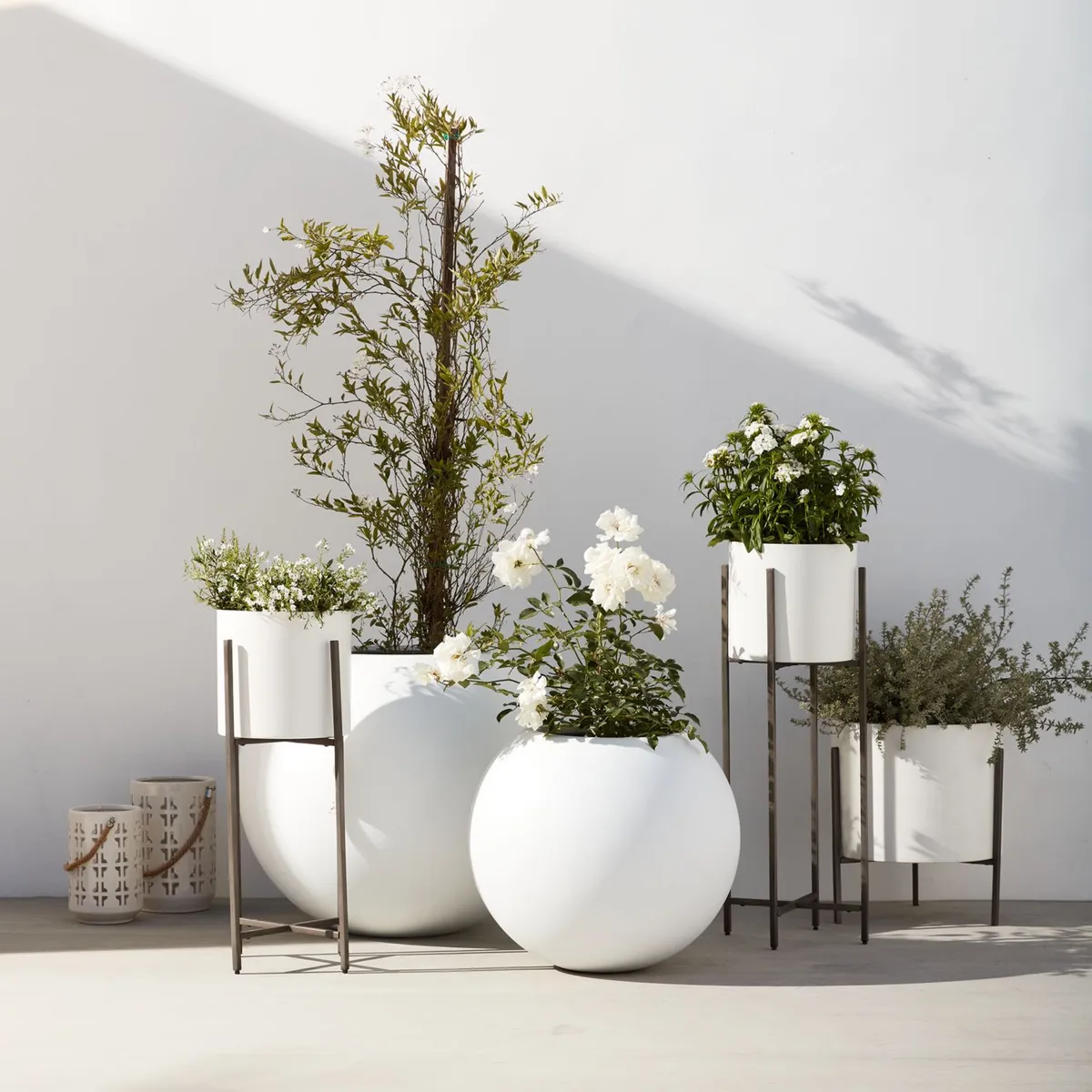 CRATE & BARREL - Maceta Blanca Dundee Baja con Soporte 